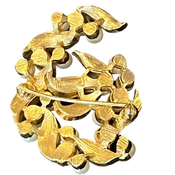 Vintage CROWN TRIFARI Faux Pearl Leaf Brooch Brushed Gold Tone Classic Pin - Picture 4 of 4